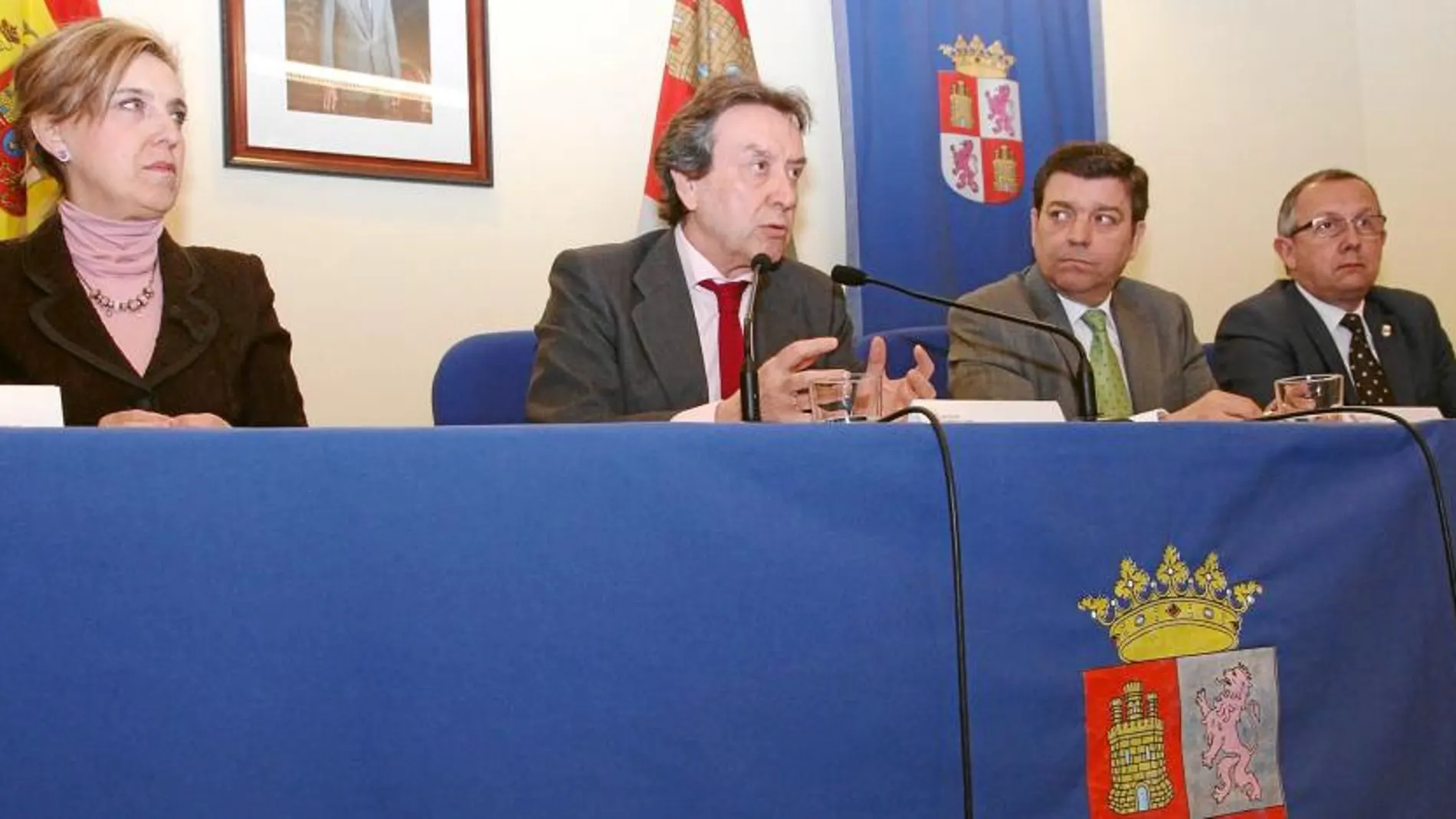 El consejero de la Presidencia, José Antonio de Santiago-Juárez, ayer en Segovia, en compañía de María José Salgueiro, Luis Miguel González y Francisco Javier López Escobar