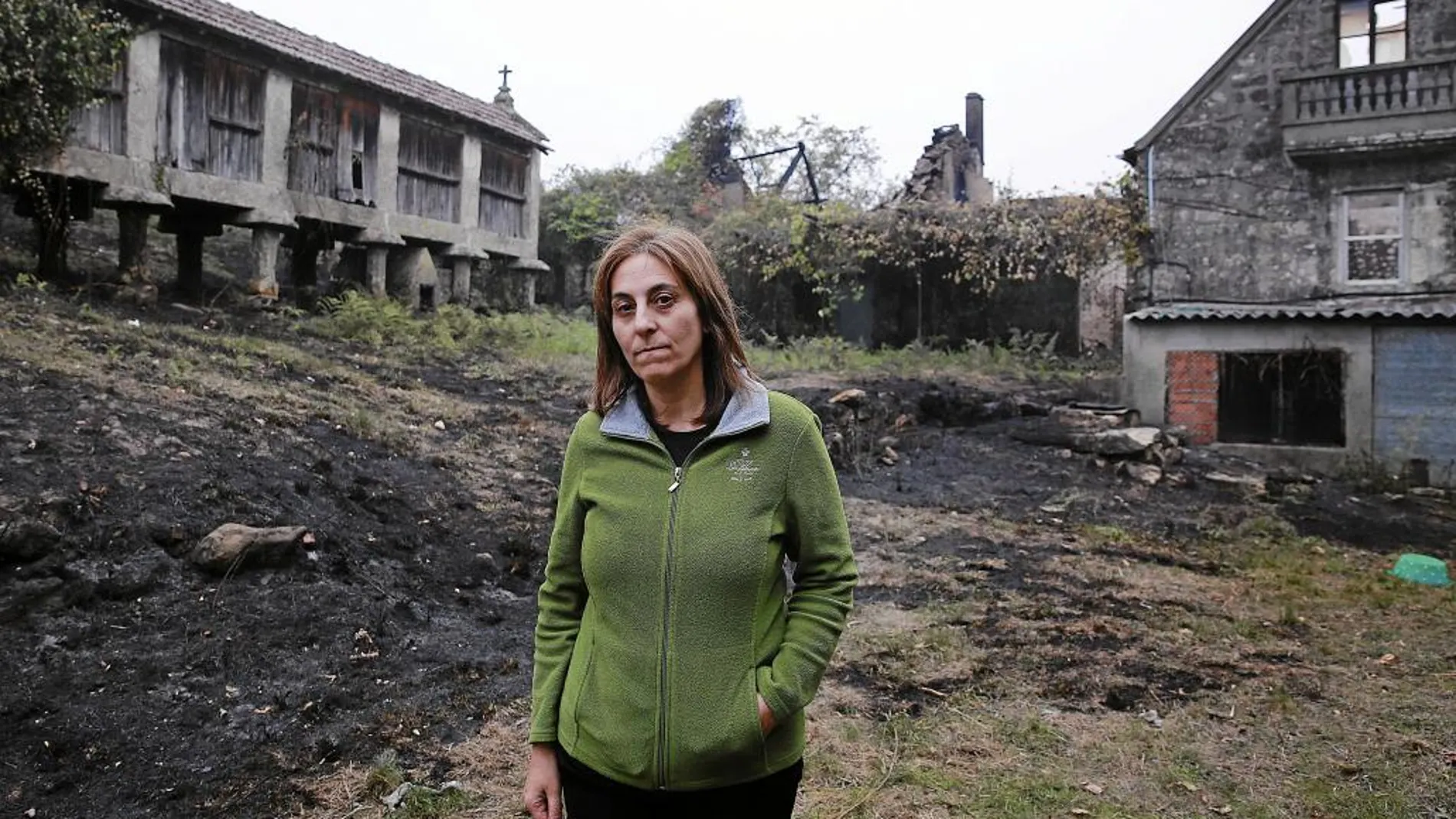 Loli, ayer, desolada, tras comprobar en Pazos el estado en el que había quedado su casa, en la que han vivido varias generaciones