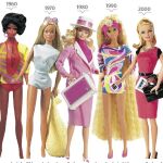 Barbie ha sabido actualizarse: desde los 50 ha evolucionado sus diseños acorde a la moda y ha incluido nuevas siluetas y tonos de piel