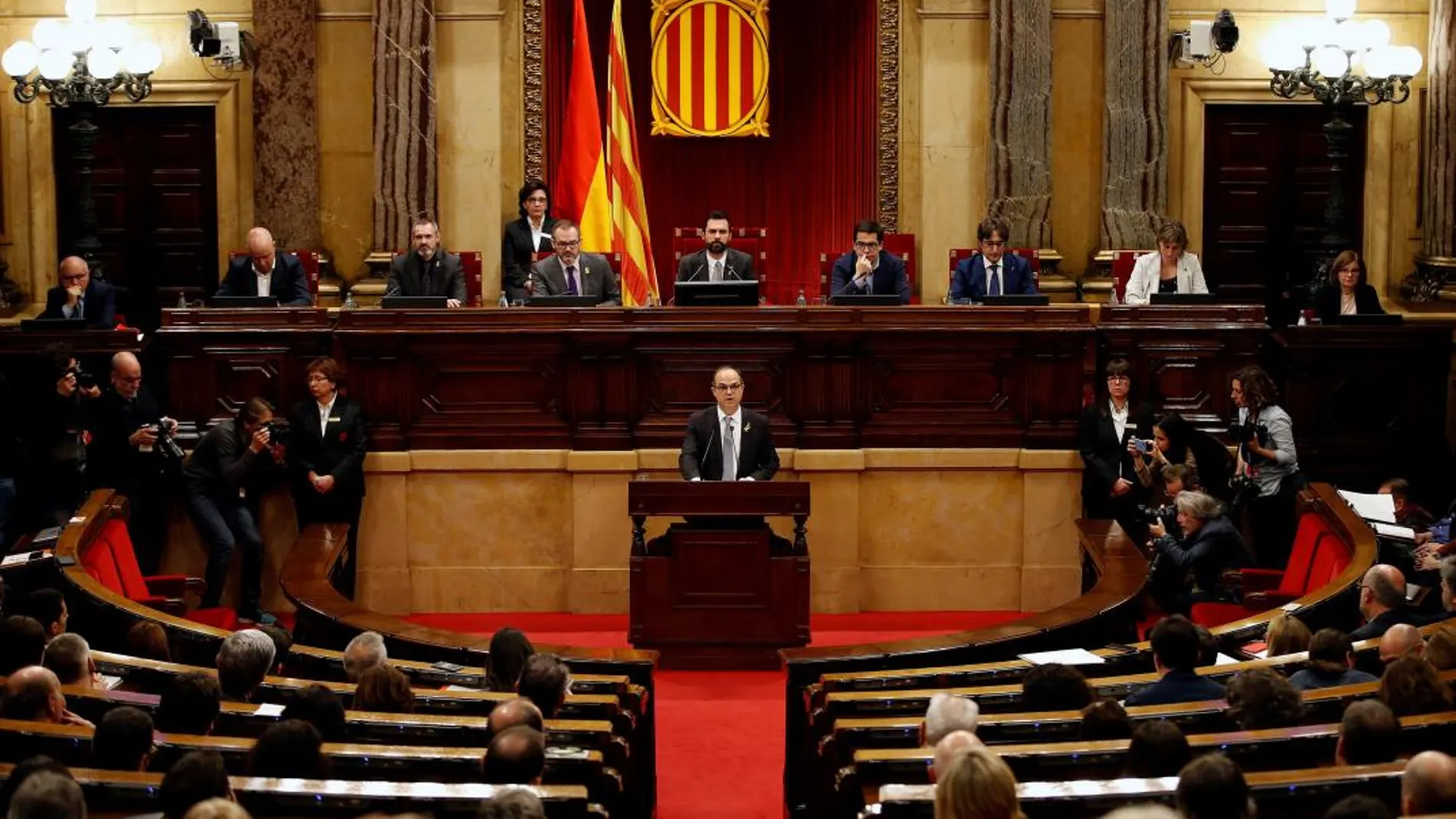 GRAF8468. BARCELONA, 22/03/2018.- El candidato de Junts per Catalunya (JxCat) , Jordi Turull, ha iniciado hoy su discurso ante el pleno del Parlament asegurando que asume el "riesgo"de ser investido presidente de la Generalitat por "dignidad", sin alusiones a la negativa de la CUP a apoyarlo. EFE/Alberto Estévez