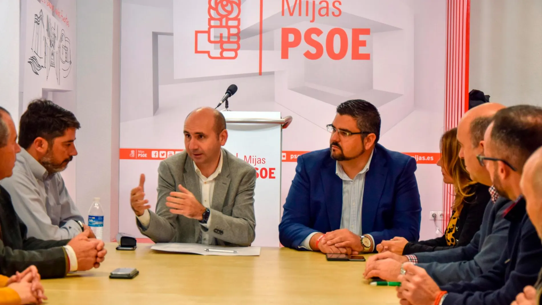 El secretario de Relaciones Institucionales del PSOE-A, Francisco Conejo (2i), ayer con dirigentes del partido en Mijas / Foto: La Razón
