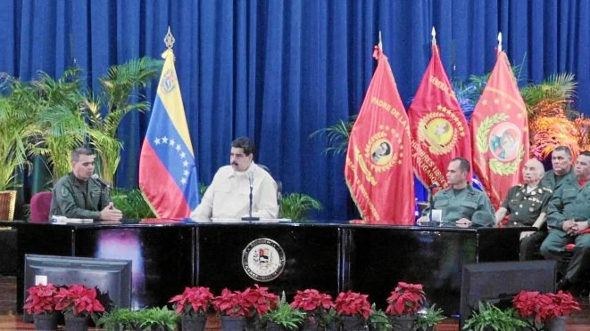 El presidente Nicolás Maduro junto al ministro de Defensa, Vladimir Padrino, durante una reunión con los jefes de las Fuerzas Armadas en Caracas