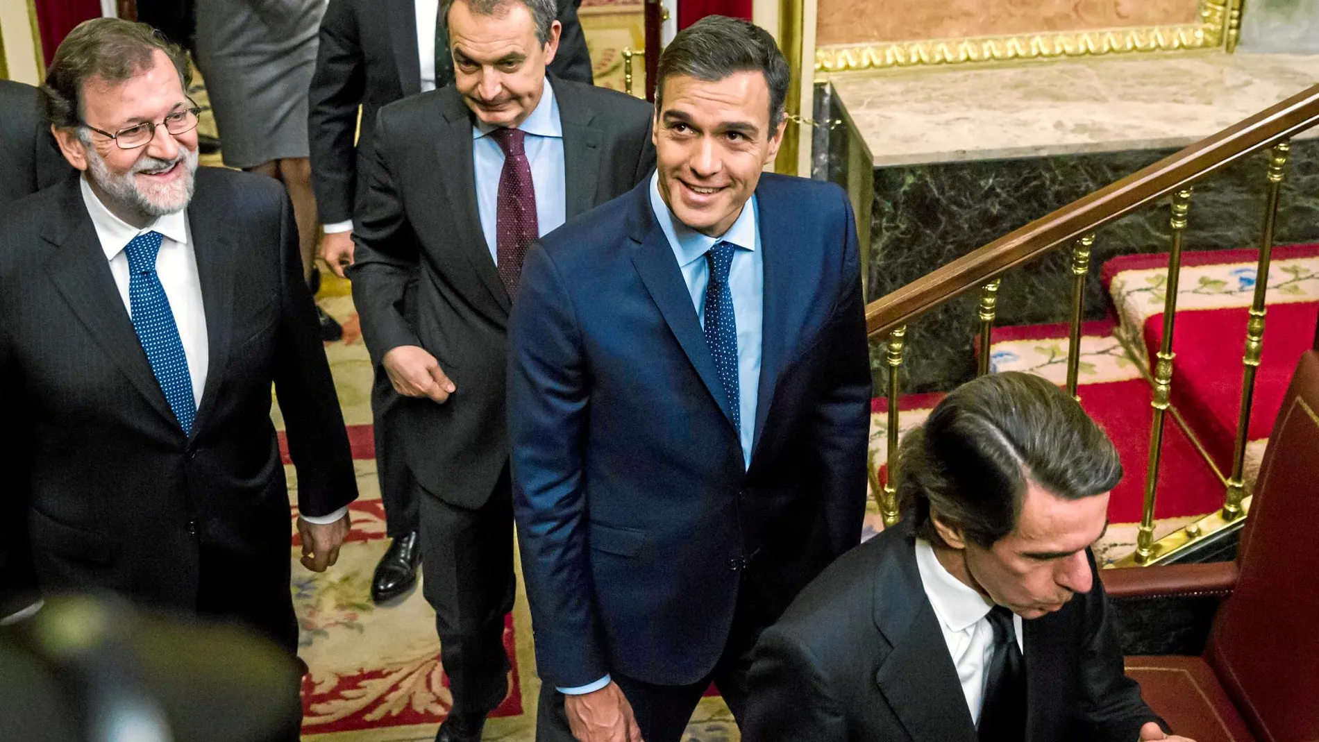 El presidente del Gobierno, Pedro Sánchez, rodeado de sus predecesores, a su llegada ayer al hemiciclo en el aniversario de la Constitución. Foto: Alberto R. Roldán