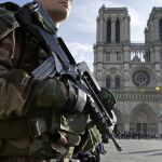 Un soldado francés ante las puertas de Notre Dame
