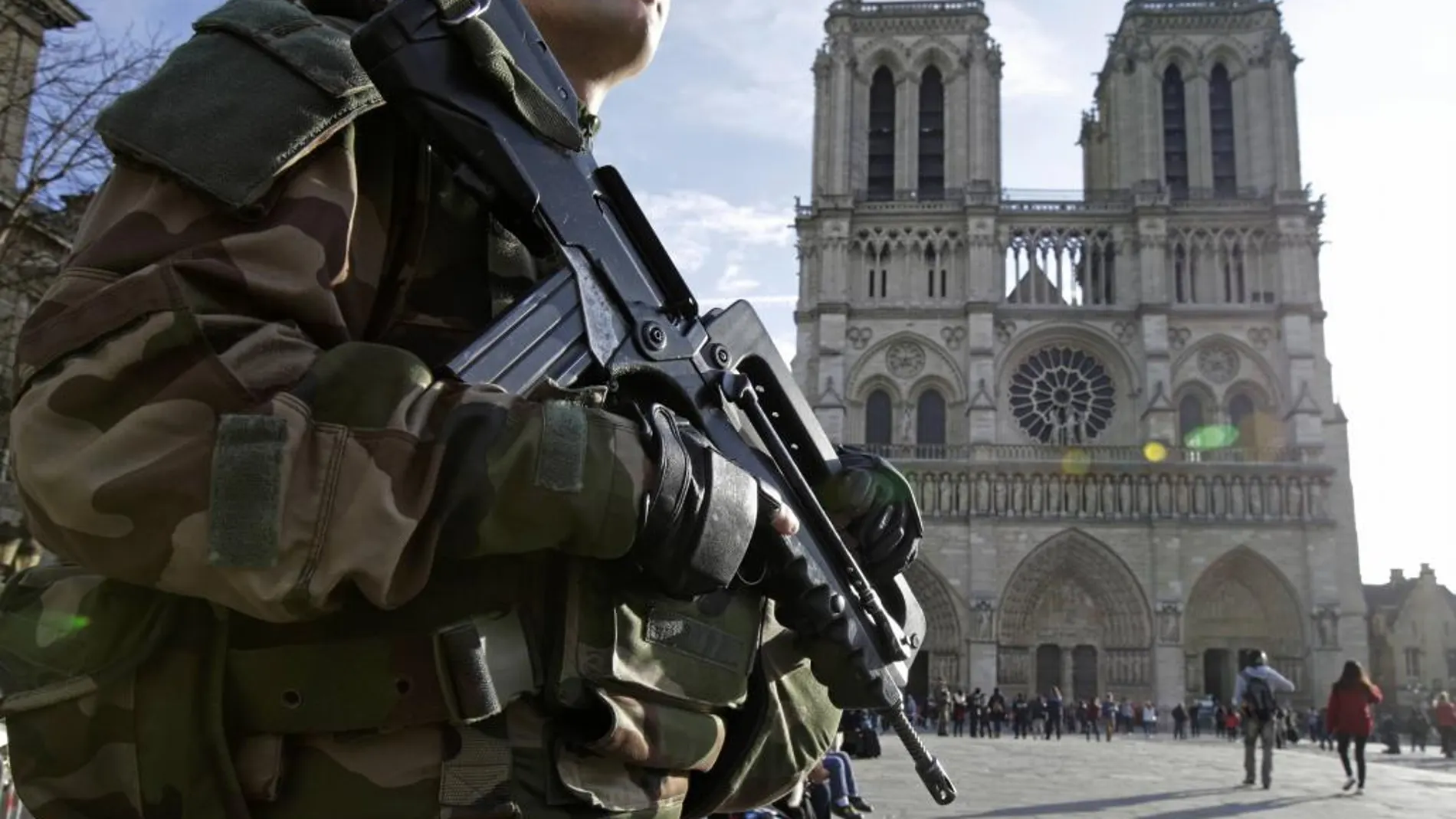 Un soldado francés ante las puertas de Notre Dame