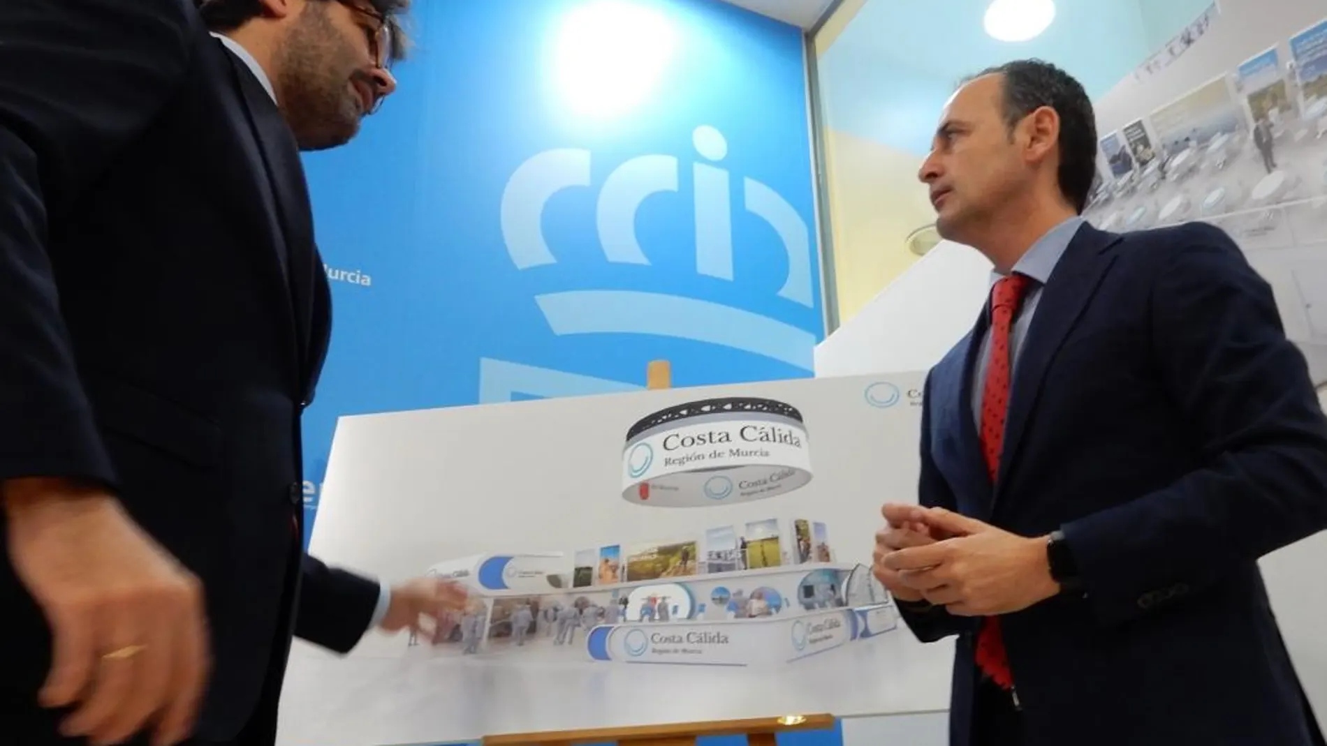 El consejero de Turismo, Cultura y Medio Ambiente, Javier Celdrán , ayer durante la presentación del estand regional