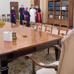 El Papa Francisco, junto a otros cardenales, después de haber tomado posesión del apartamento papal el día después de su elección