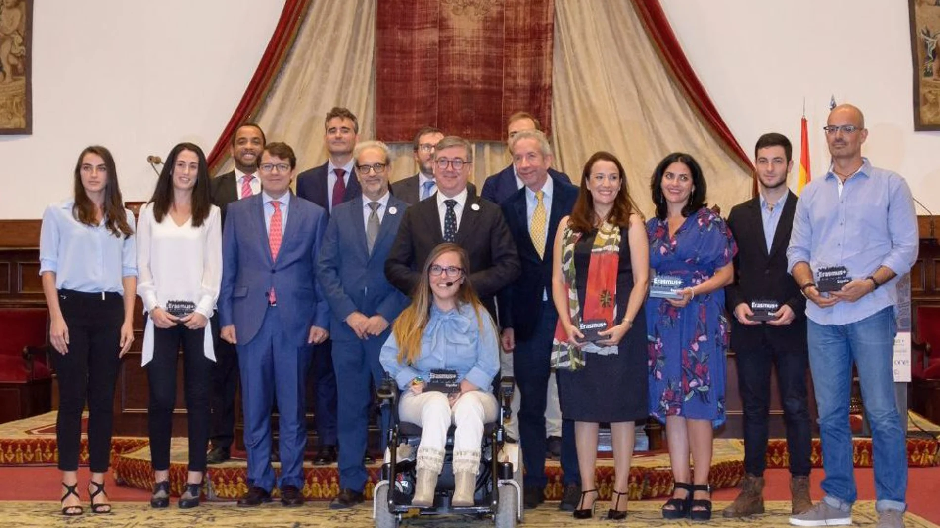 Marín junto a Daniel Hernández Ruipérez, Fernández Mañueco y estudiantes