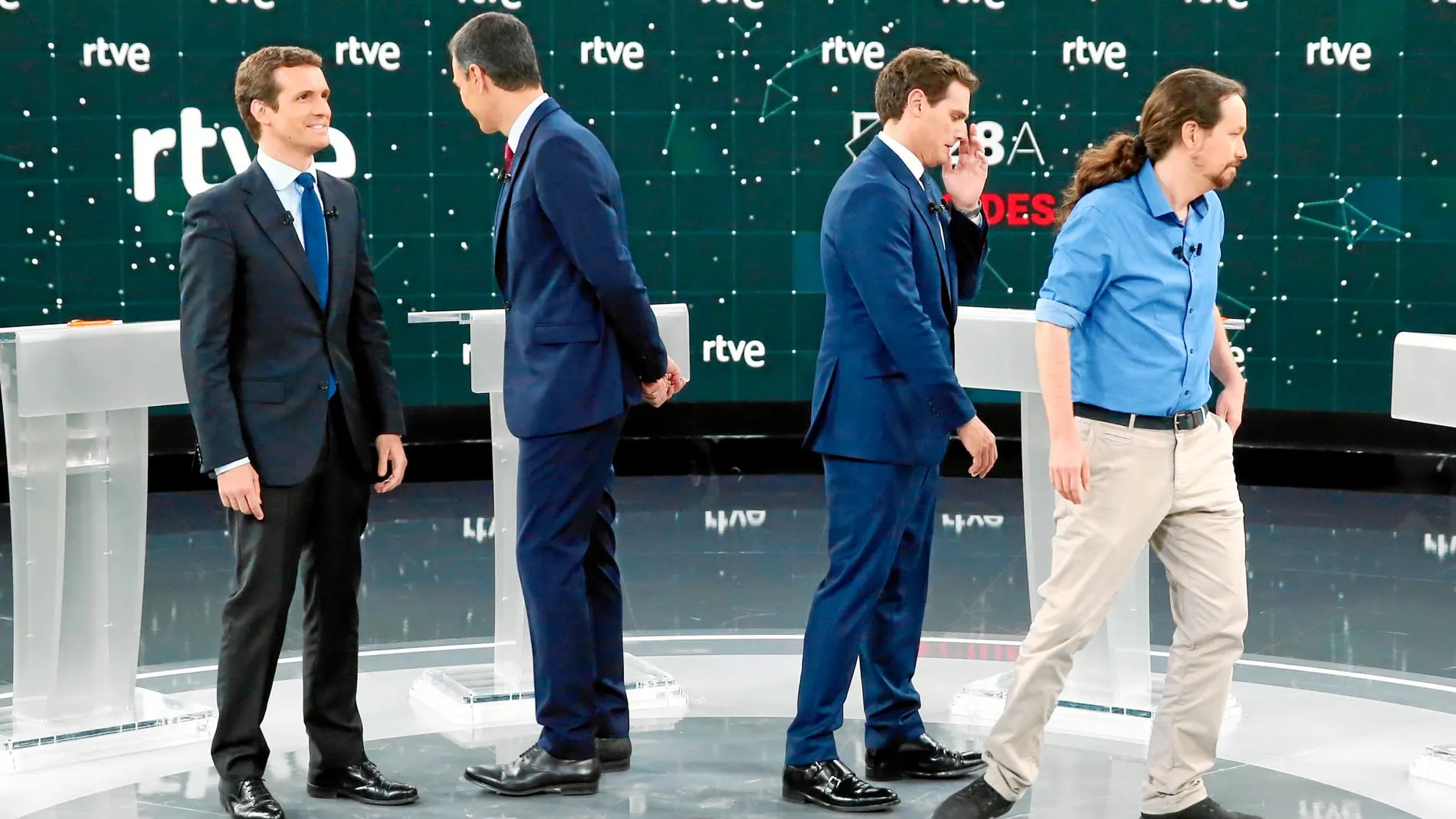 Los cuatros candidatos, anoche, en el saludo previo a que diera comienzo el debate electoral de RTVE / Foto: Rubén Mondelo