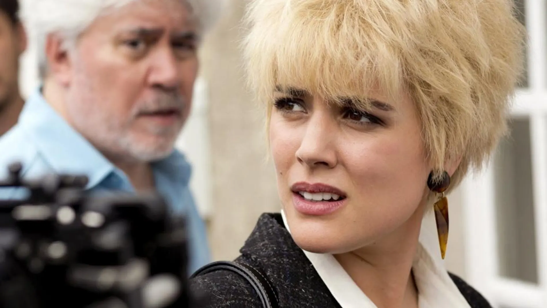 Adriana Ugarte junto al cineasta Pedro Almodóvar durante la grabación de "Julieta"