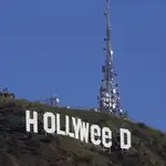  Cambian el famoso letrero de Hollywood para que aluda a la marihuana