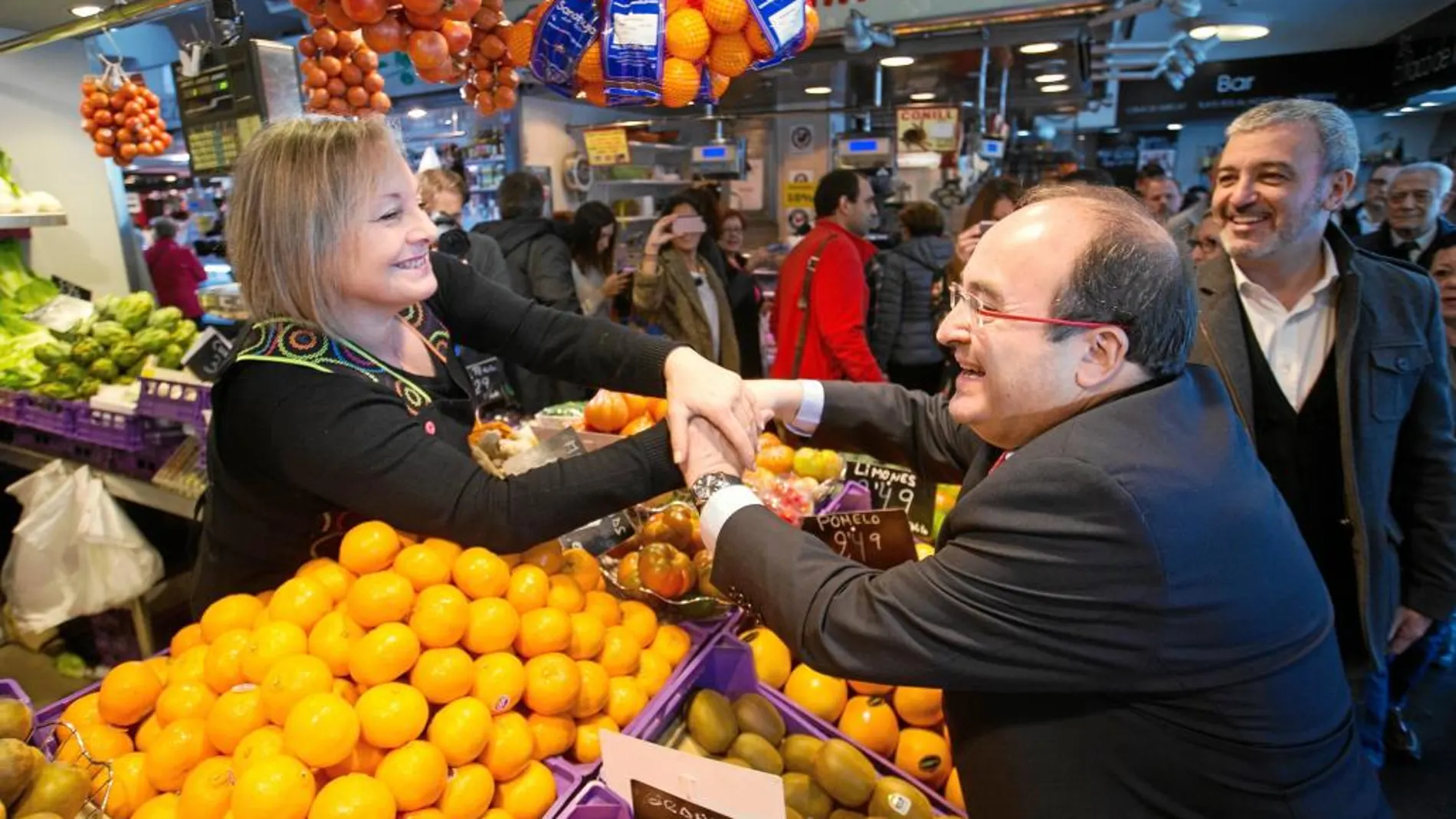 Iceta, ayer, durante un acto de la precampaña electoral en una frutería en el Mercado de Guineueta en Barcelona