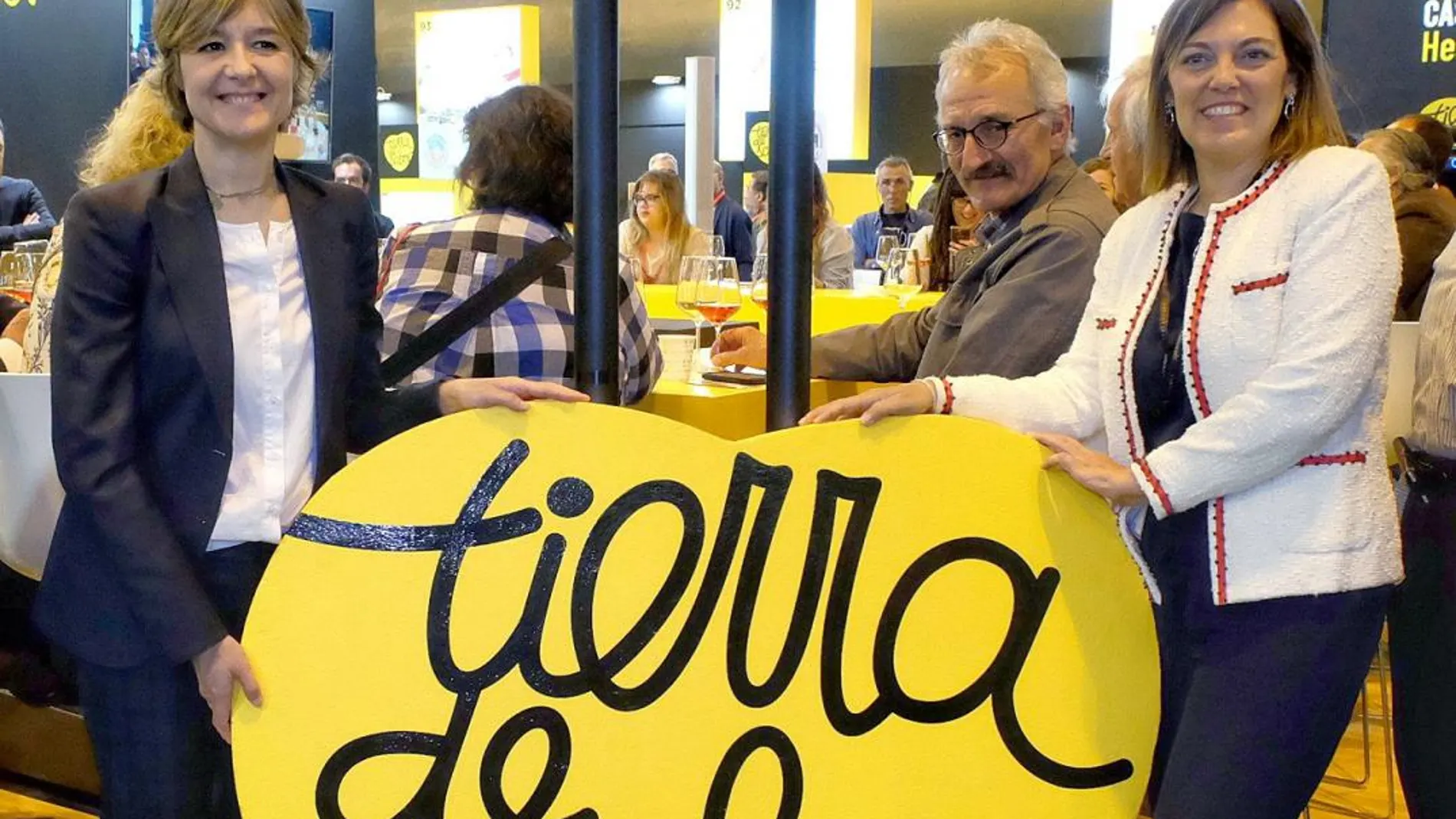 La consejera Milagros Marcos y la ministra Isabel García Tejerina, en el stand de Tierra de Sabor de la pasada edición / Junta de Castilla y León