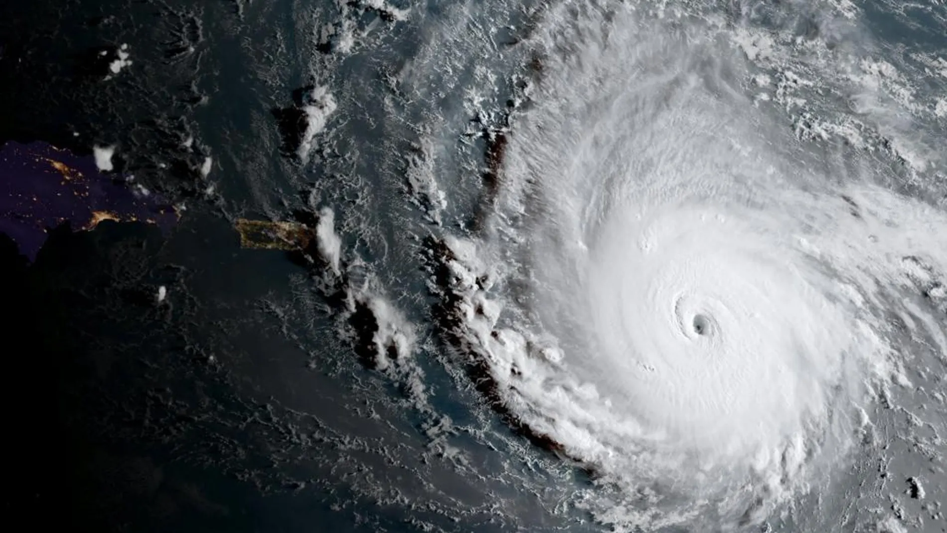Fotografía tomada desde el espacio tomada por el satélite GOES-16 de la Agencia Nacional de Océanos y Atmósfera de Estados Unidos (NOAA) que muestra el huracán Irma sobre el Océano Atlántico ayer