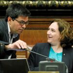 En la imagen, el teniente de alcalde, Gerardo Pisarello, y la alcaldesa, Ada Colau, en el Ayuntamiento