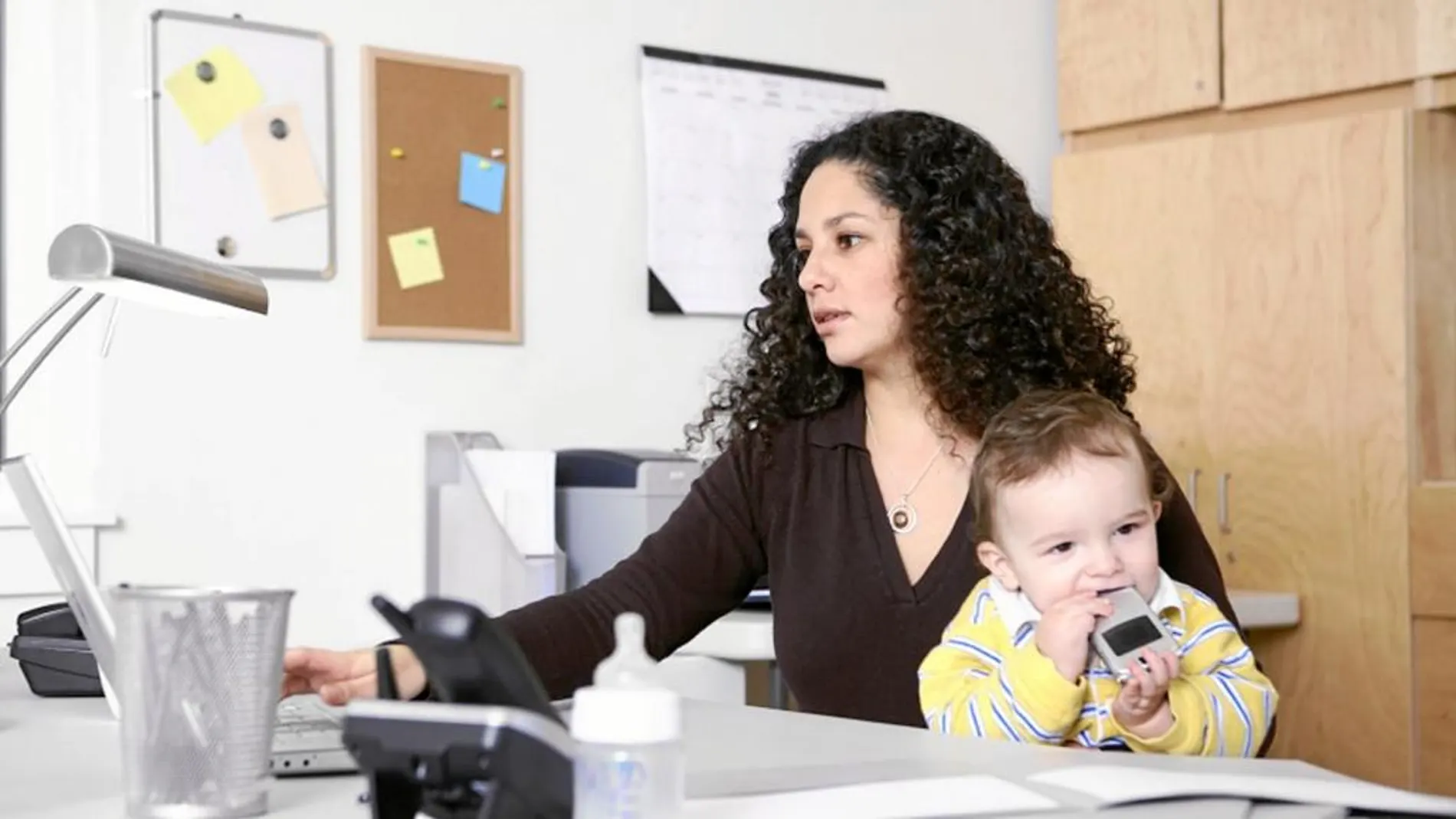 Las mujeres cobran menos de manera generalizada, independientemente de la edad o el nivel educativo