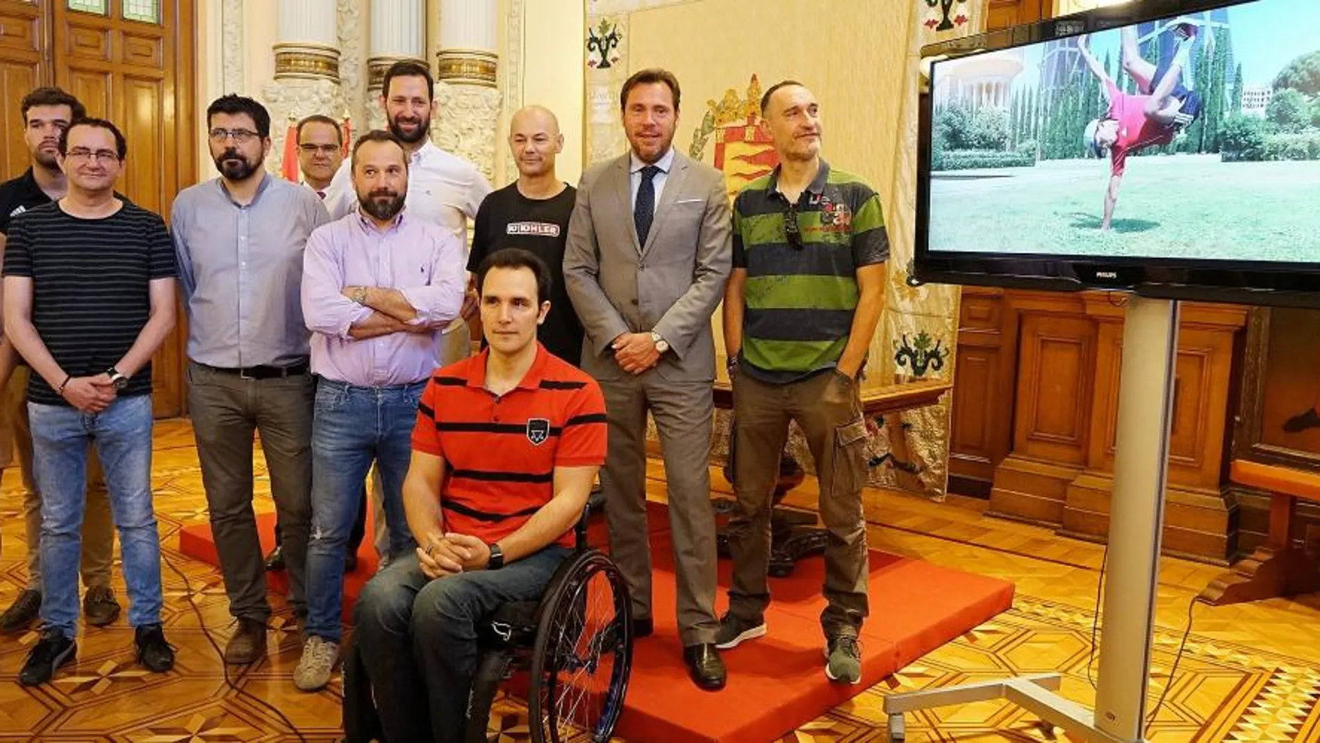 El alcalde Óscar Puente con los componentes de Celtas Cortos y los responsables de los clubes deportivos de Valladolid