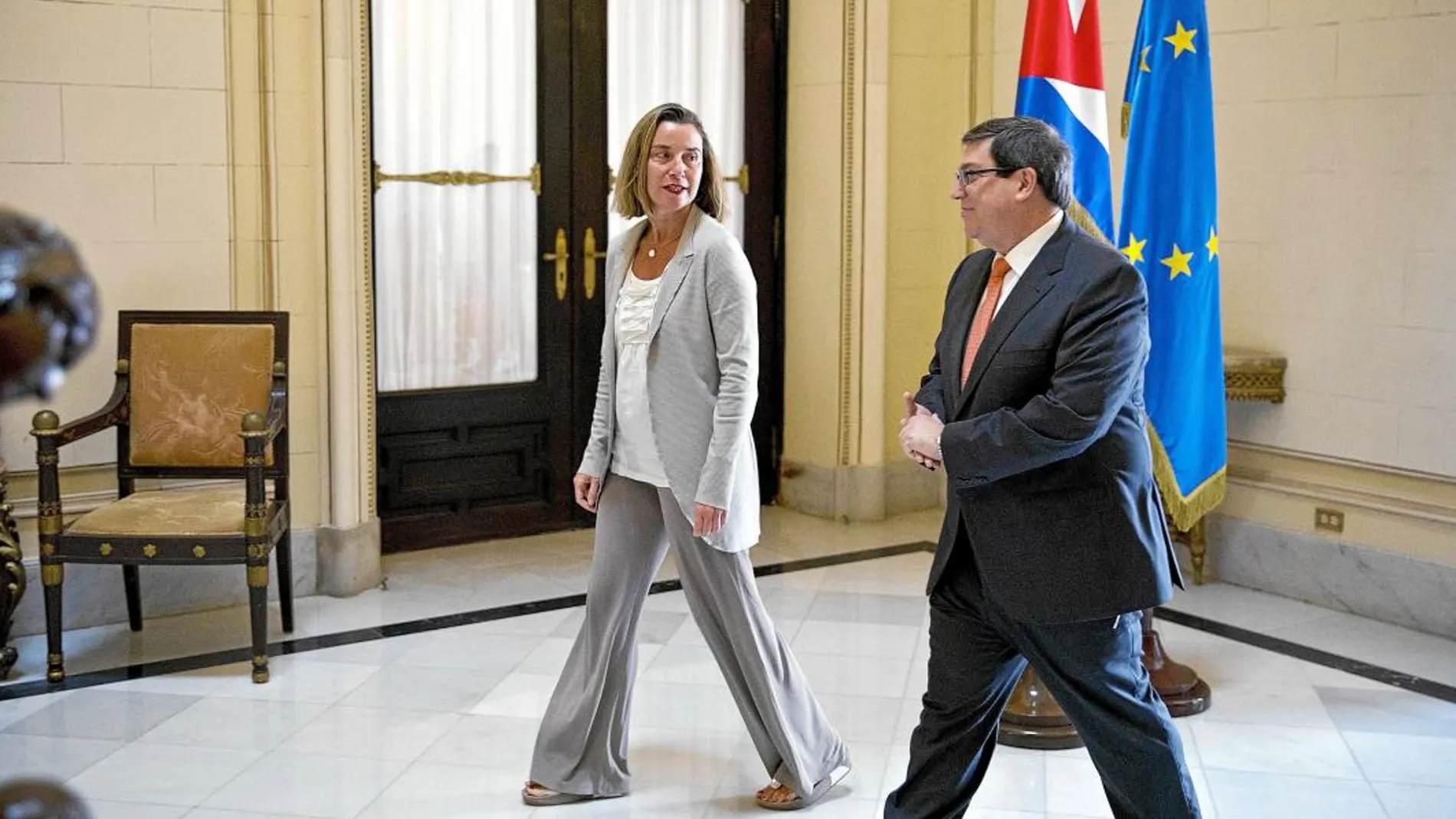 La jefa de la diplomacia europea, Federica Mogherini, se entrevistó ayer con su homólogo cubano, Bruno Rodríguez, en La Habana