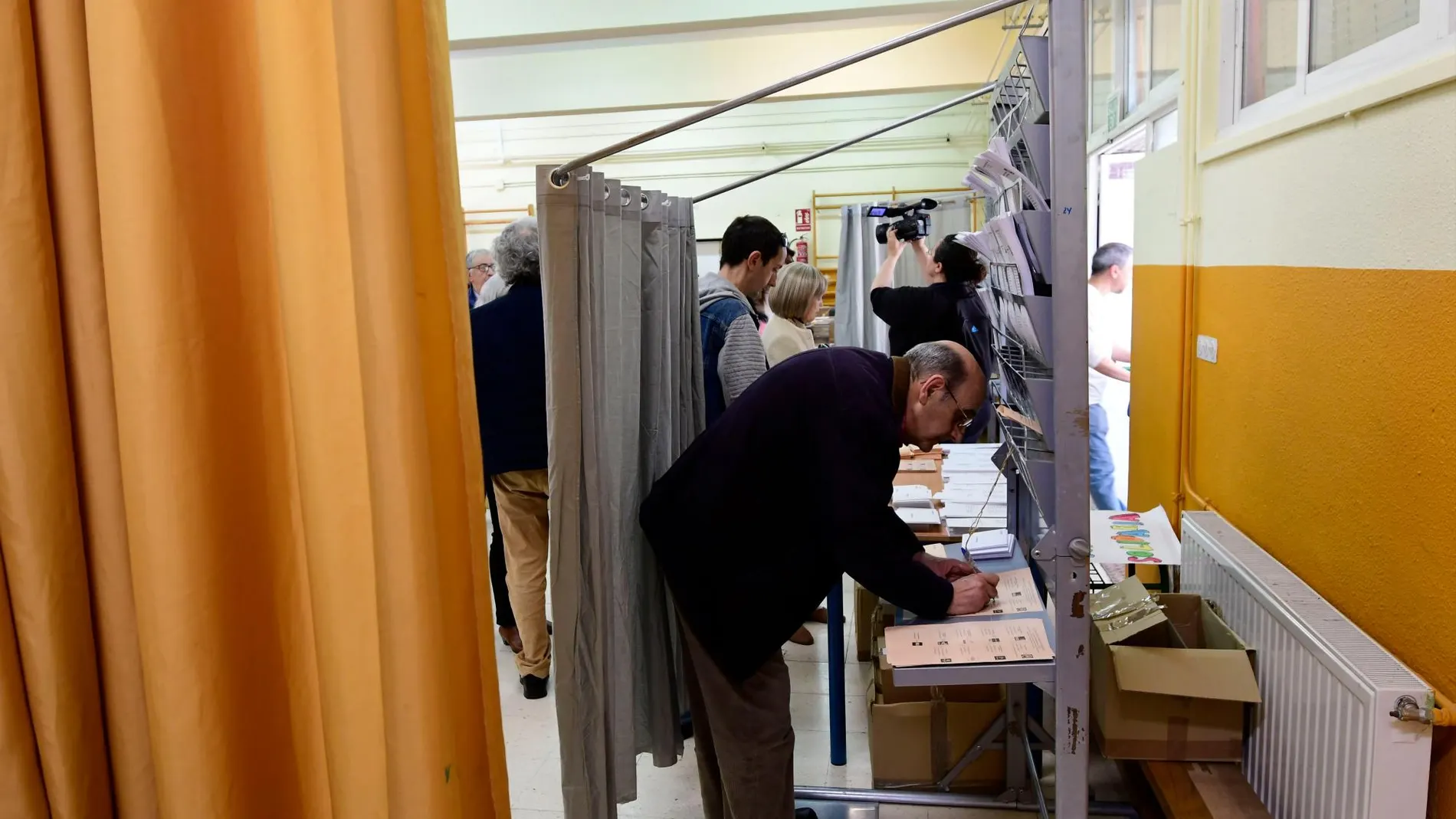 Un votante elige su papeleta en la jornada electoral del pasado domingo / Foto: Ke-Imagen