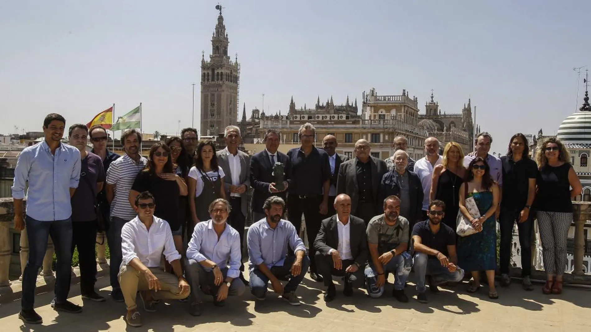 El presidente de la Academia de Cine, ayer en Sevilla junto a las autoridades locales y representantes de la industria del cine (Foto: Manuel Olmedo)