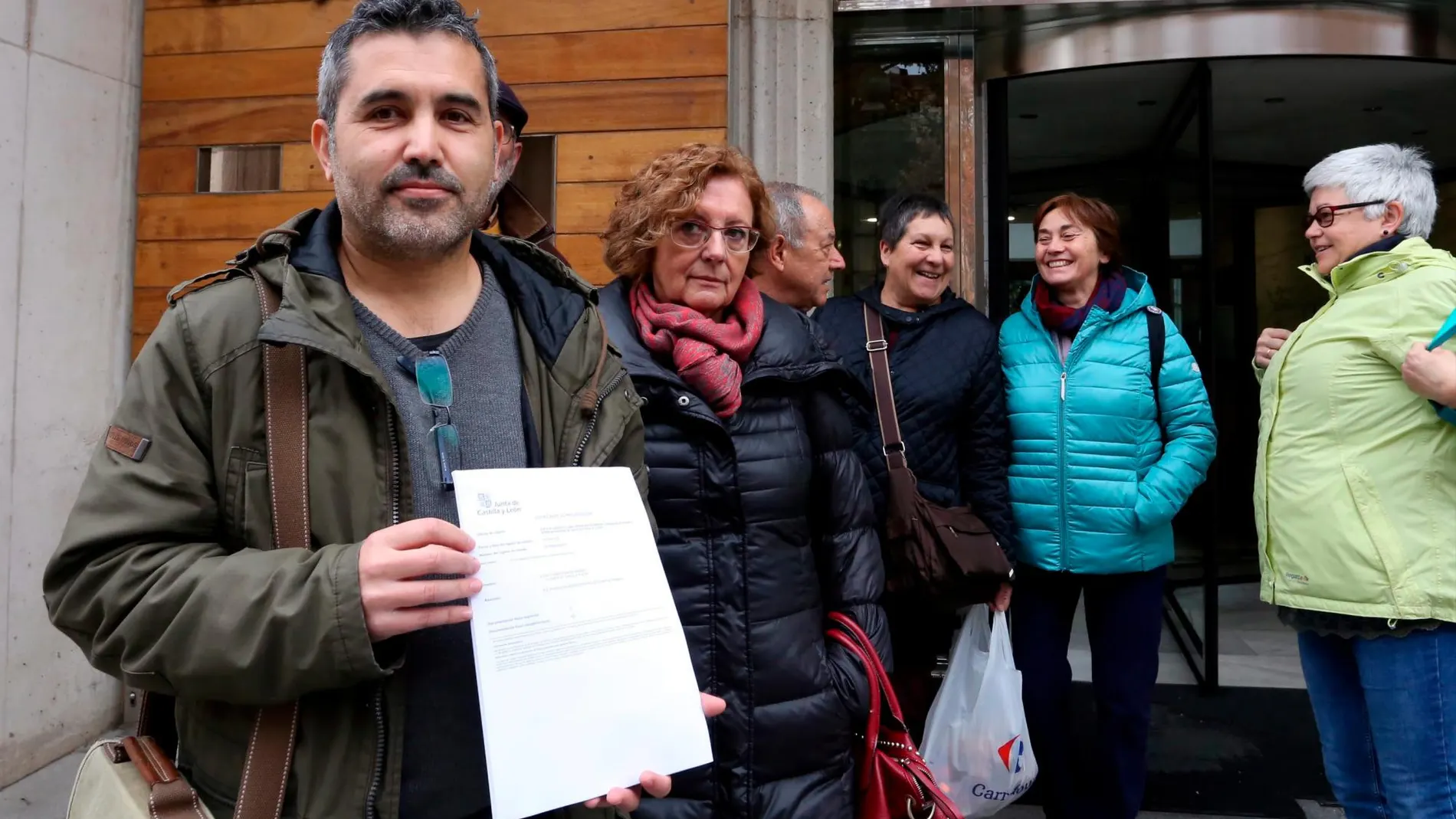 El pediatra burgalés Pedro Oyagüez muestra el documento con propuestas que han registrado en la Consejería de Sanidad