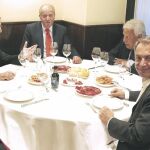 Don Juan Carlos reunió en una cena a Aznar, Rajoy, González y Zapatero en Casa Lucio para conmemorar la onomástica del Monarca tras cumplirse un año de su abdicación.