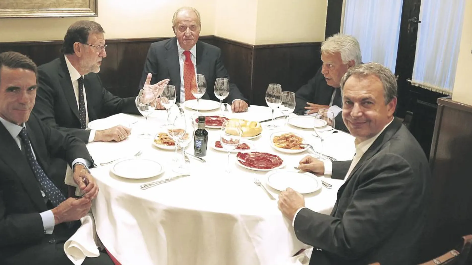 Don Juan Carlos reunió en una cena a Aznar, Rajoy, González y Zapatero en Casa Lucio para conmemorar la onomástica del Monarca tras cumplirse un año de su abdicación.