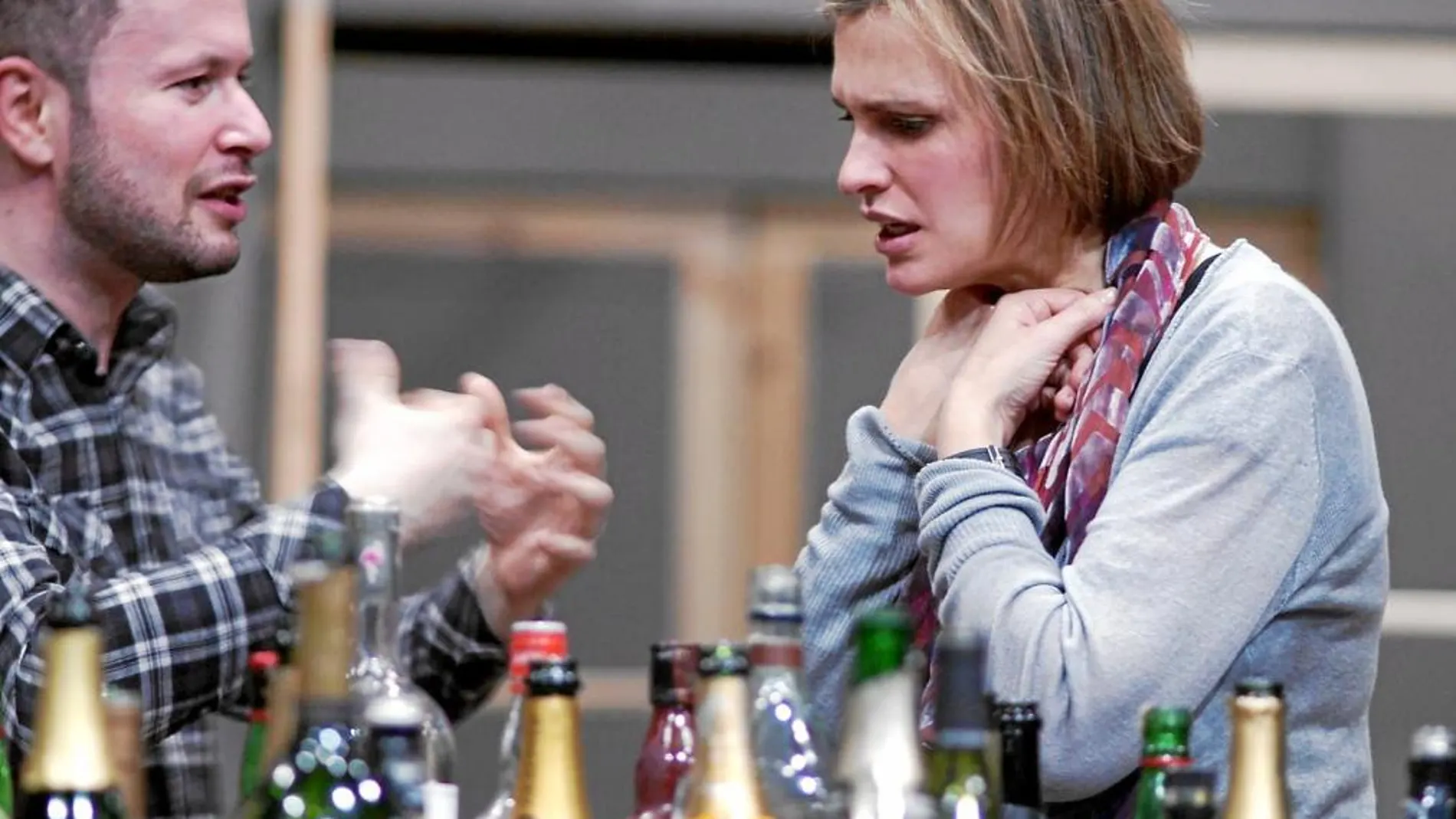 DON JUAN ENTRE ALCOHOL. Arteta, durante uno de los ensayos junto al director de escena Dmtri Tcherniakov
