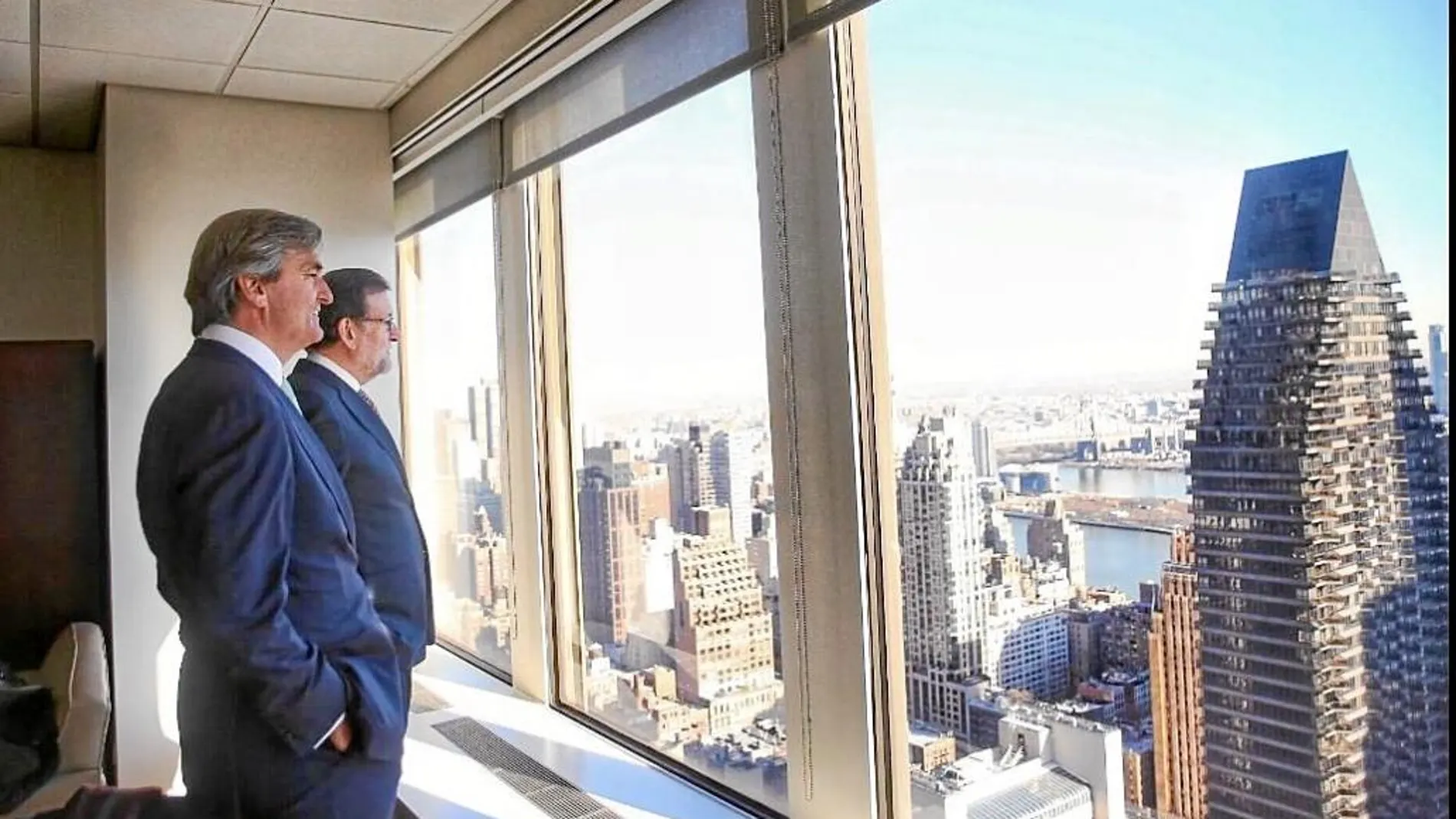 Mariano Rajoy, ayer en Nueva York, con el embajador de España en la ONU, Román Oyarzun