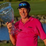 Miguel Ángel Jiménez, con el trofeo