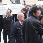 Los padres de Gabriel Cruz acompañan el féretro a la entrada de la Catedral de Almería