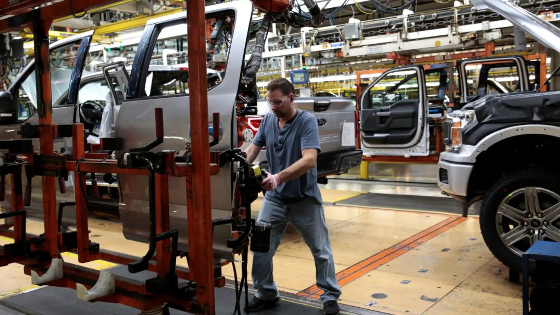 Las matriculaciones de coches se desploman un 17%/Reuters