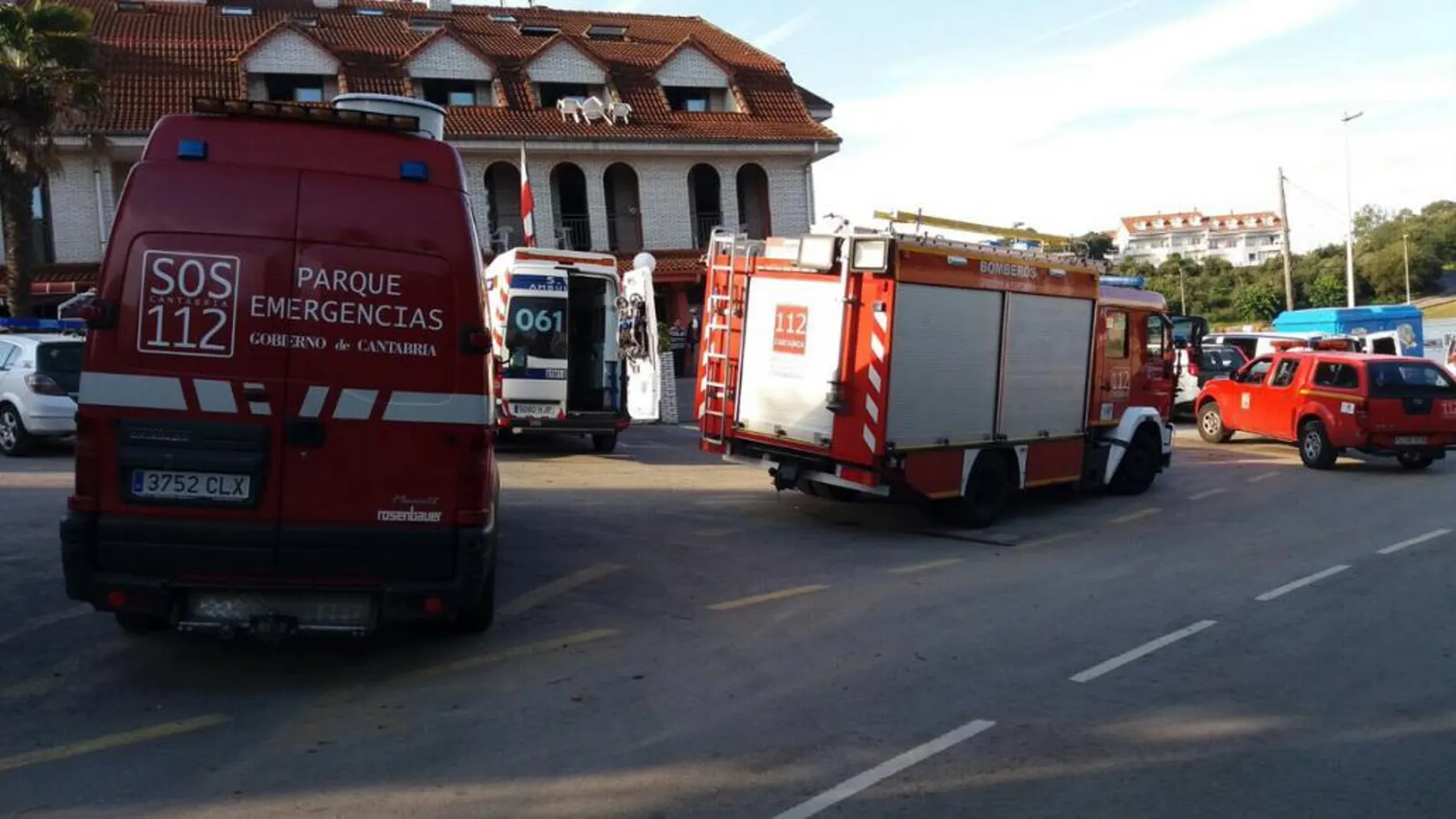 Imagen de los servicios de emergencias en el hotel de Isla (Arnuero)