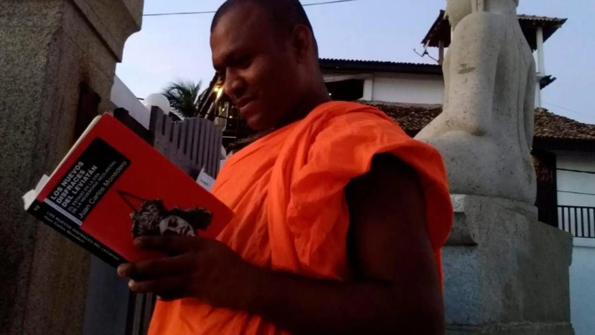 Imagen de un monje budista leyendo el libro de Monedero