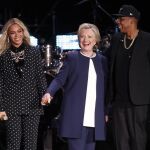 Hillary Clinton (C) junto a los cantantes Beyonce (I) y Jay Z (D) durante el concierto de apoyo a la candidata demócrata en Ohio