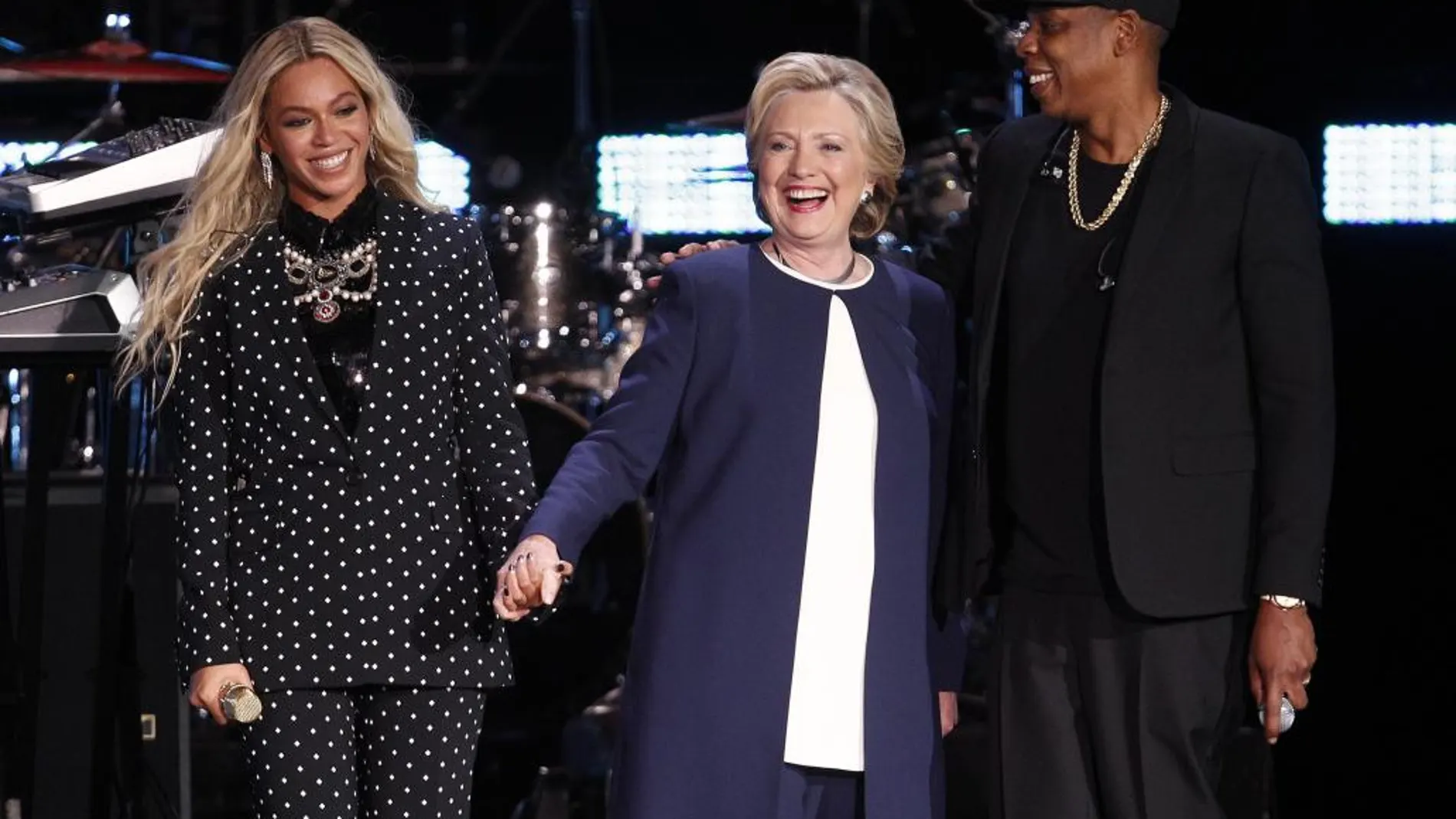 Hillary Clinton (C) junto a los cantantes Beyonce (I) y Jay Z (D) durante el concierto de apoyo a la candidata demócrata en Ohio