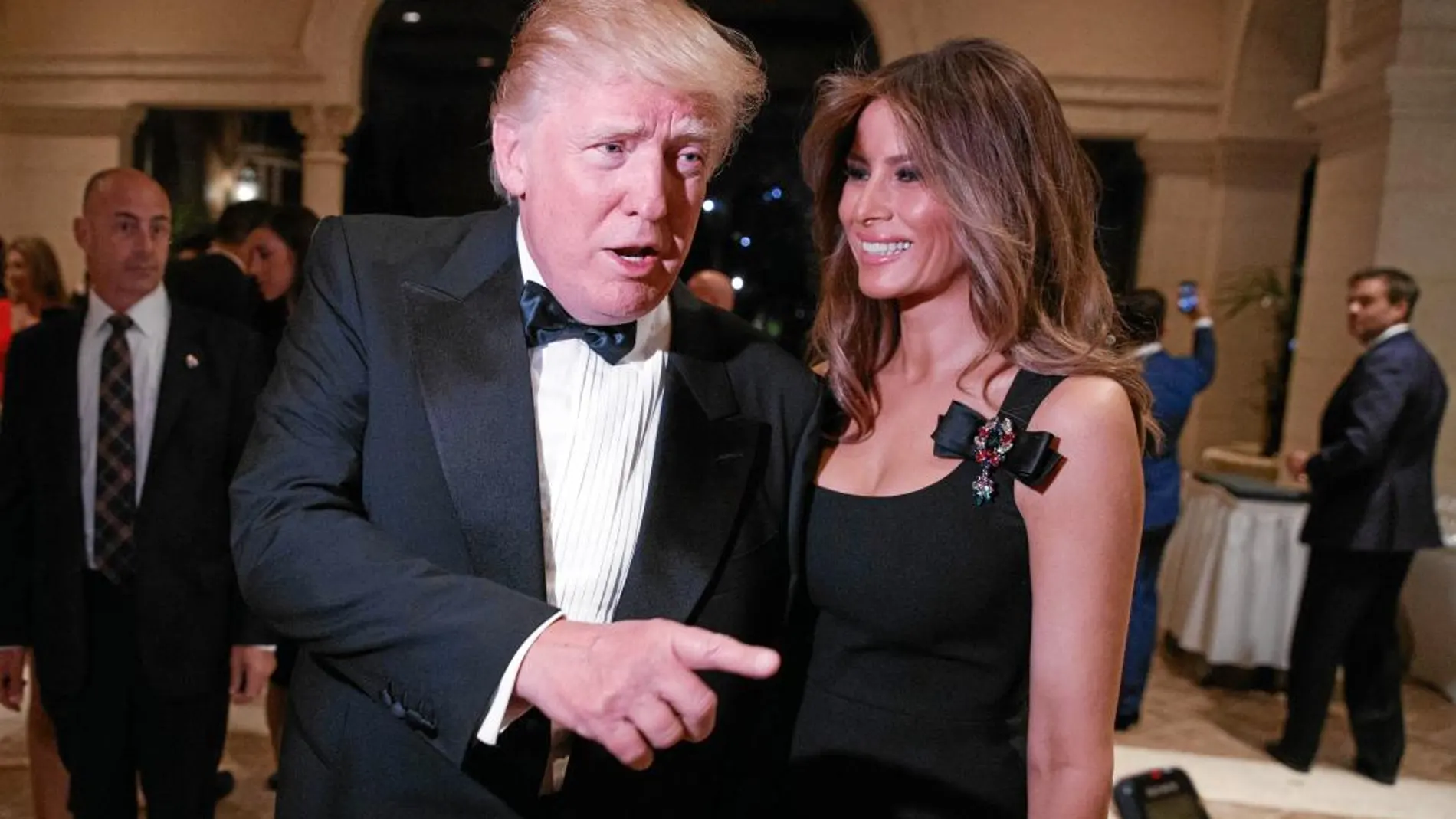 Donald Trump y su esposa Melania se dirigen a la Prensa en la fiesta de Año Nuevo en Mar-a-Lago (Florida)