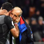 El portero de Italia Gianluigi Buffon y el entrenador de la selección italiana Gian Piero Ventura muestran su abatimiento al término del partido