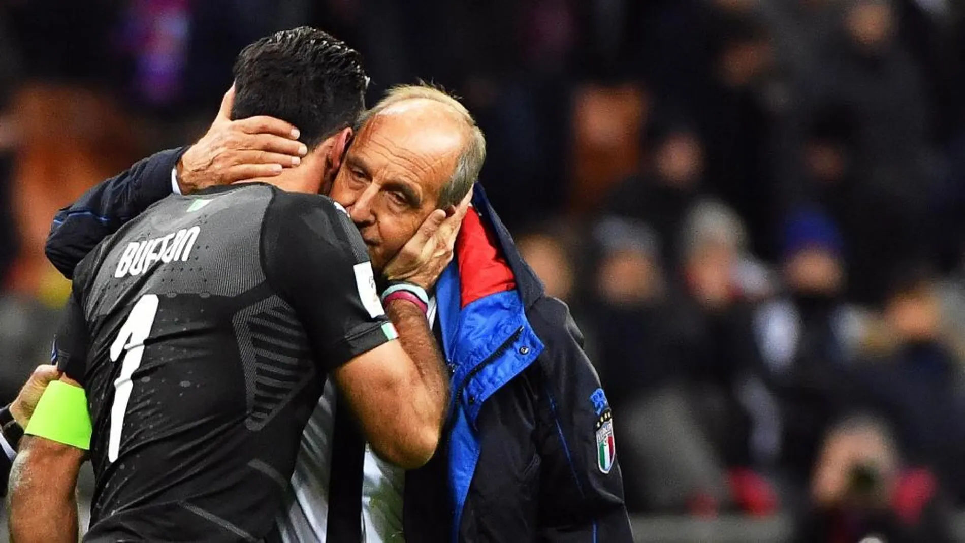 El portero de Italia Gianluigi Buffon y el entrenador de la selección italiana Gian Piero Ventura muestran su abatimiento al término del partido