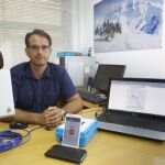 El investigador José Ángel Berná junto al prototipo