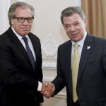 Juan Manuel Santos (d), estrecha la mano al secretario general de la OEA, Luis Almagro