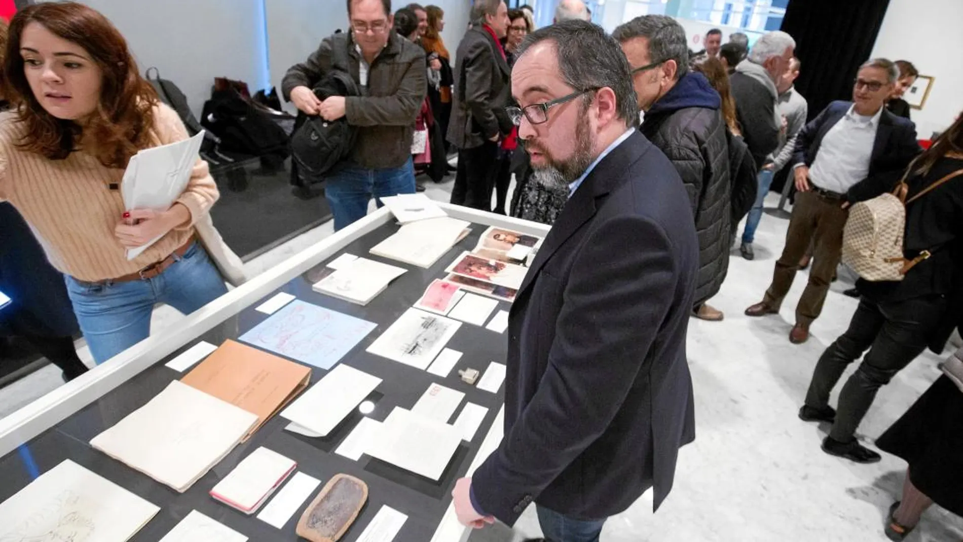 El comisario de la exposición, Víctor Fernández, presentando la muestra
