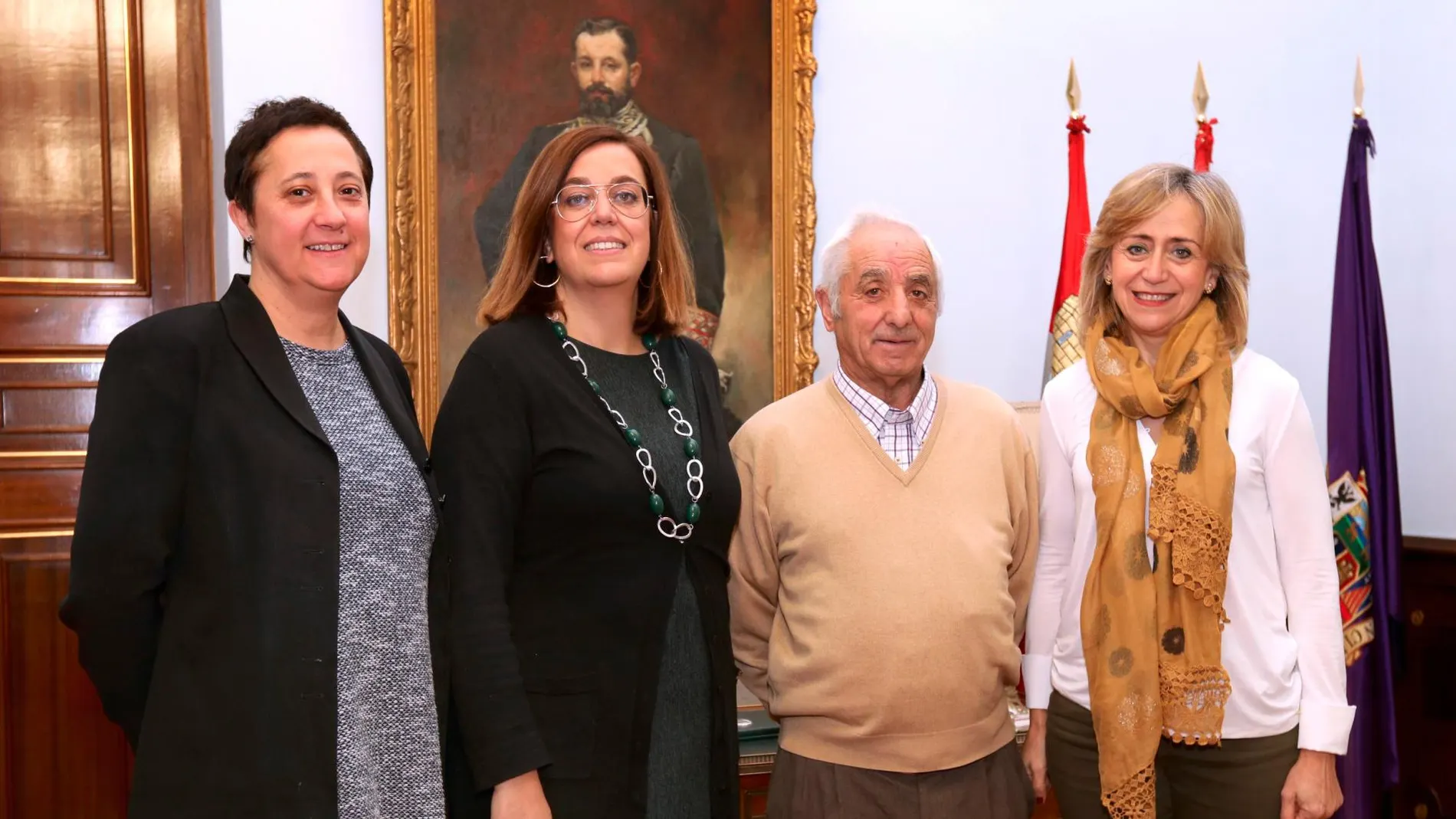 Ángeles Armisén junto a la alcaldesa de Villahán, María de los Ángeles Cantero, entre otros