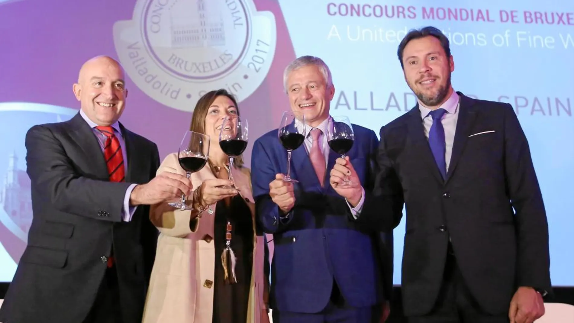 Jesús Julio Carnero, Milagros Marcos, Baudouin Havaux y Óscar Puente brindan por el Concurso Mundial del Vino