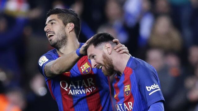 Luis Suarez celebra con Messi tras marcar un gol al Espanyol en el Camp Nou