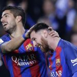 Luis Suarez celebra con Messi tras marcar un gol al Espanyol en el Camp Nou