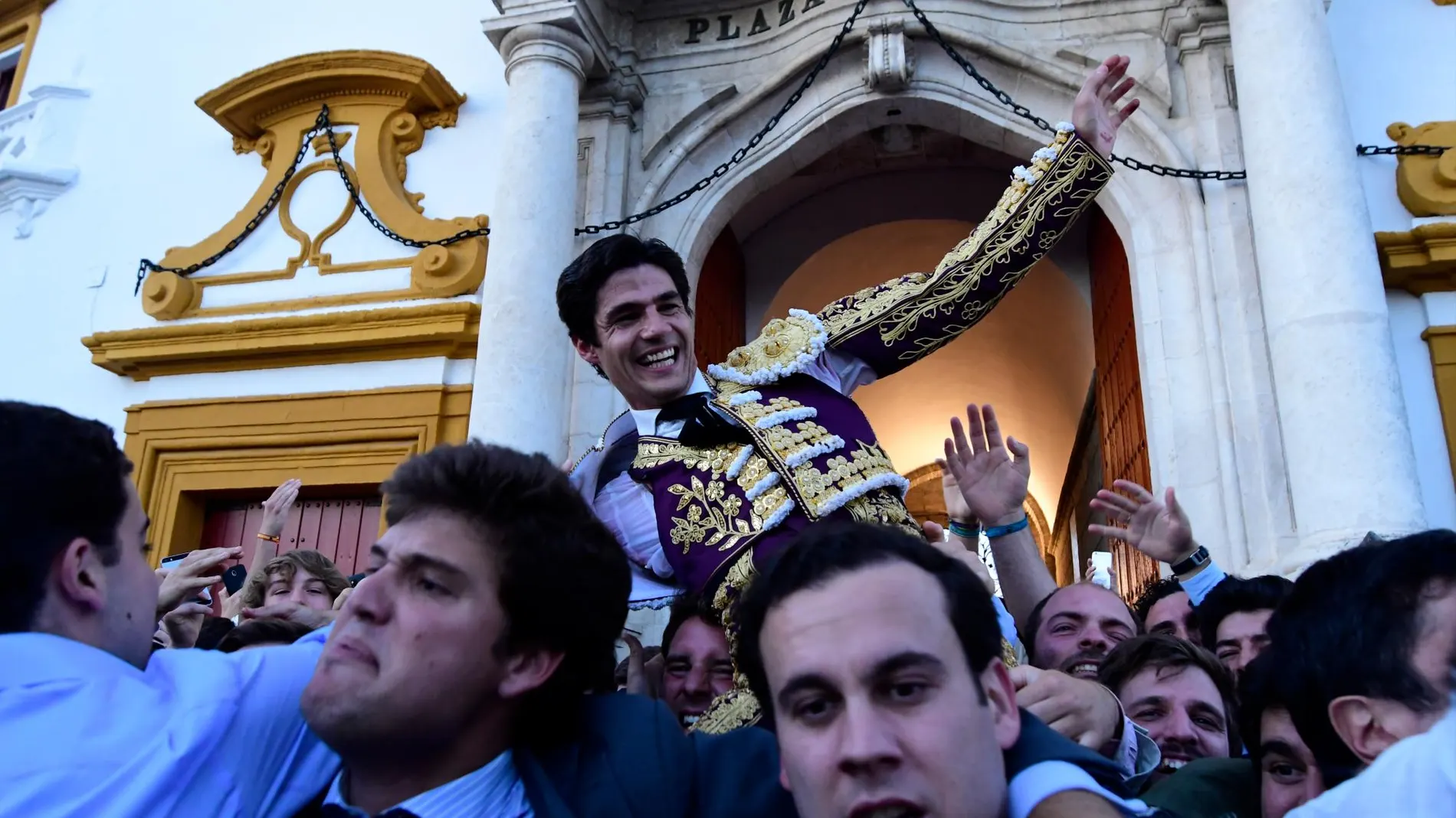 Pablo Aguado sale por la Puerta del Príncipe de Sevilla después de cortar cuatro orejas. Foto: Ke Imagen