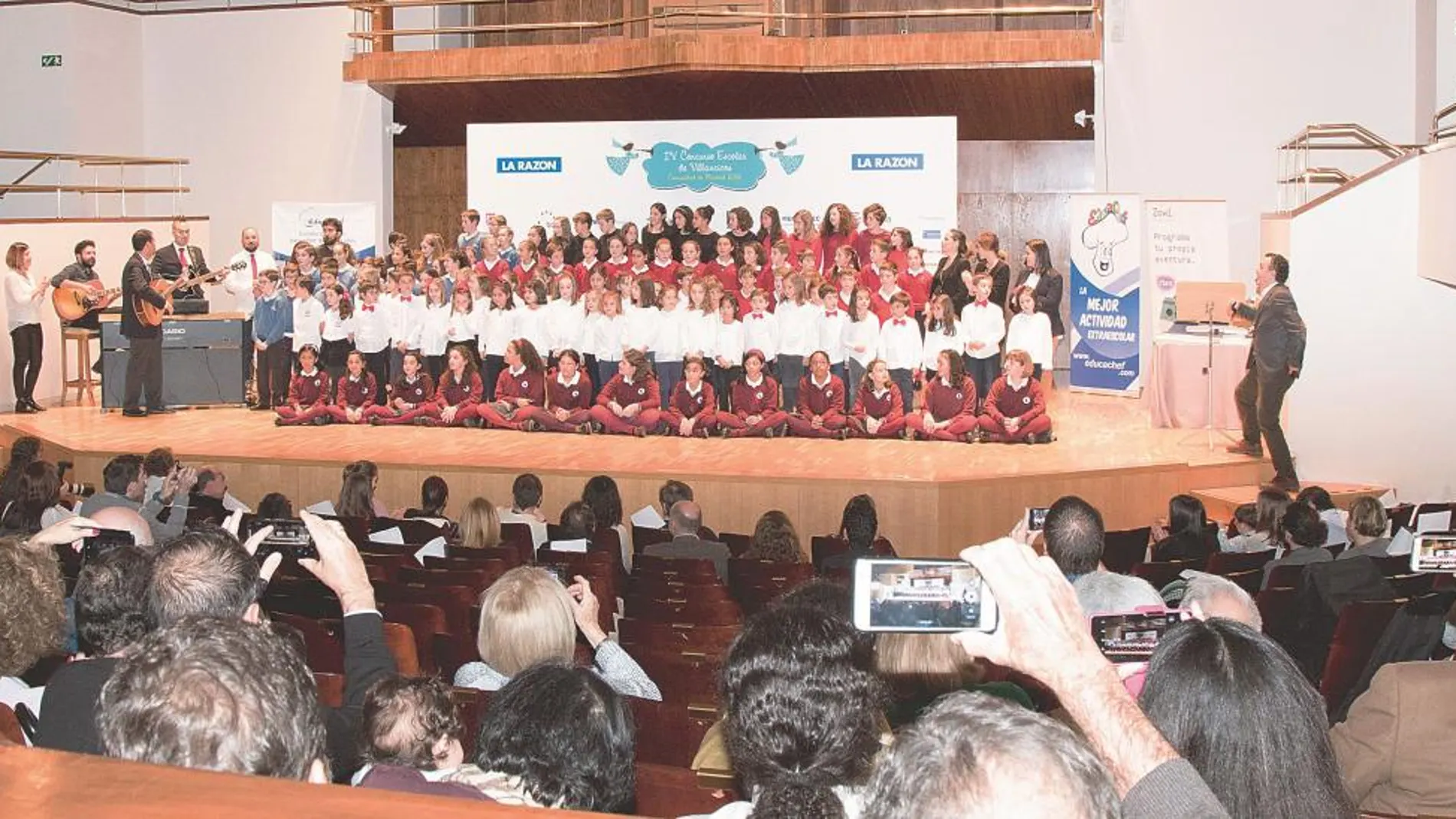 Todos los participantes formaron un coro espontáneo para interpretar dos villancicos populares mientras el jurado deliberaba