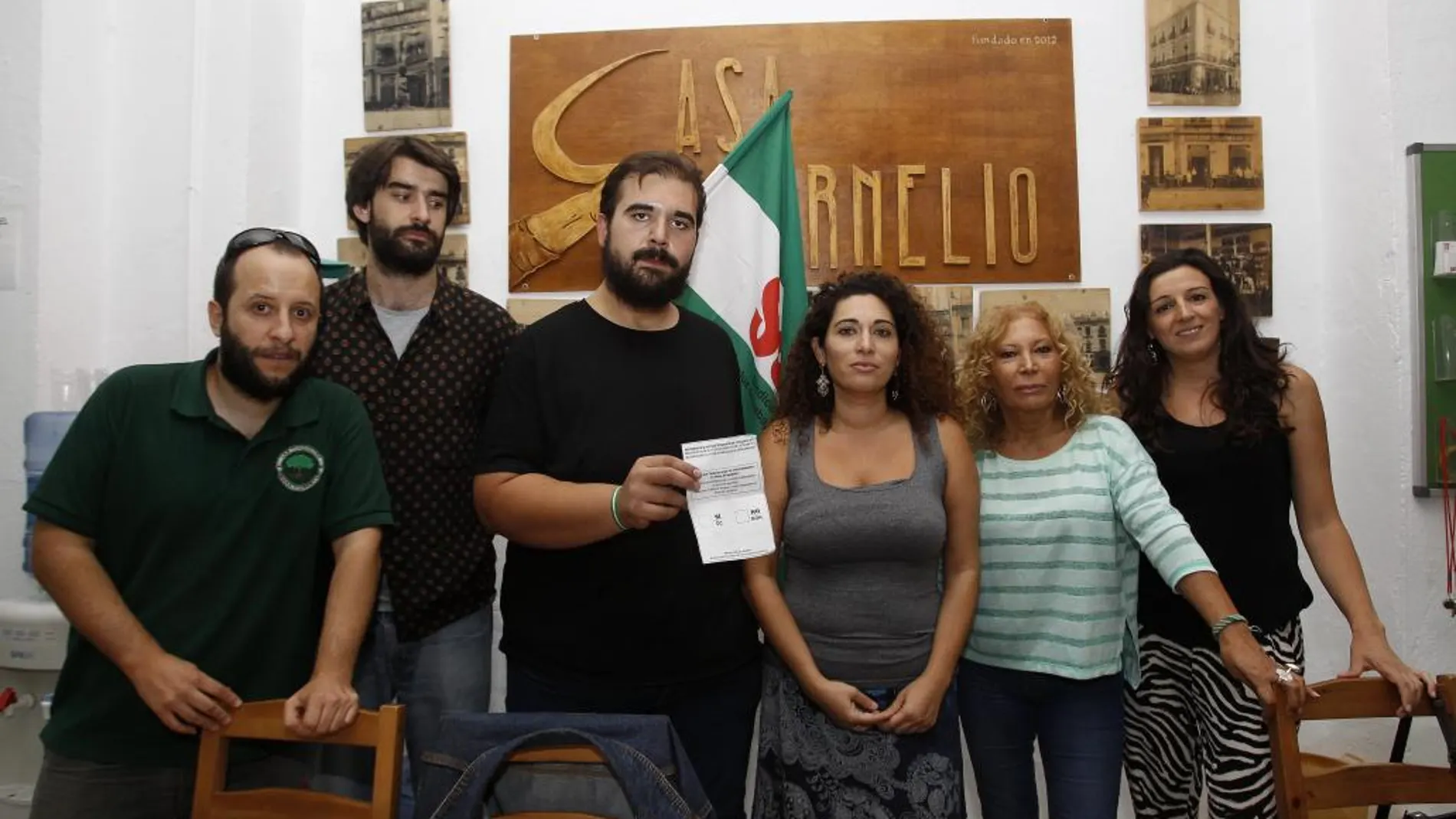 Miembros del SAT, con una papeleta del referéndum ilegal del 1 de octubre