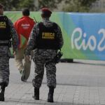 La Fuerzas de Seguridad y miembros del Ejército vigilan el parque Olímpico.